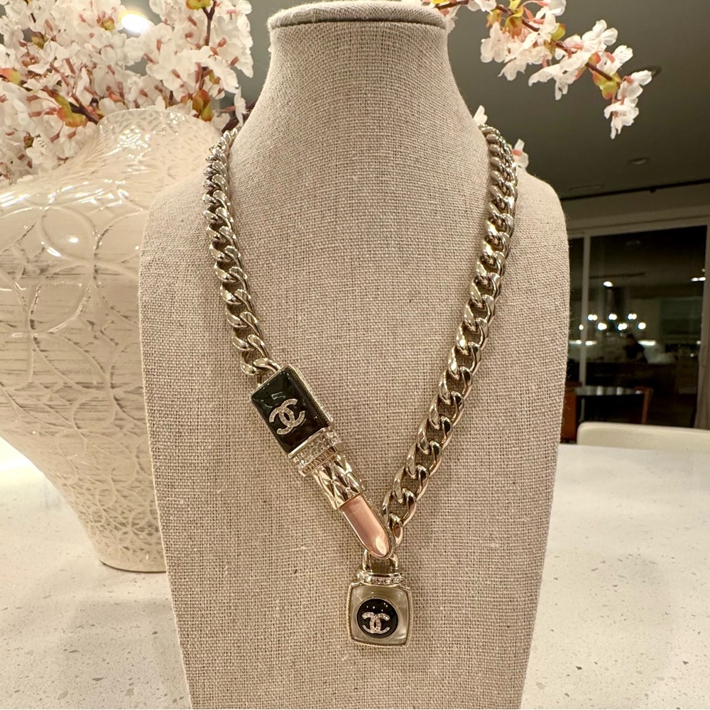 CHANEL Collector’s Lipstick CC Rhinestone studded necklace - Picture 1 of 7